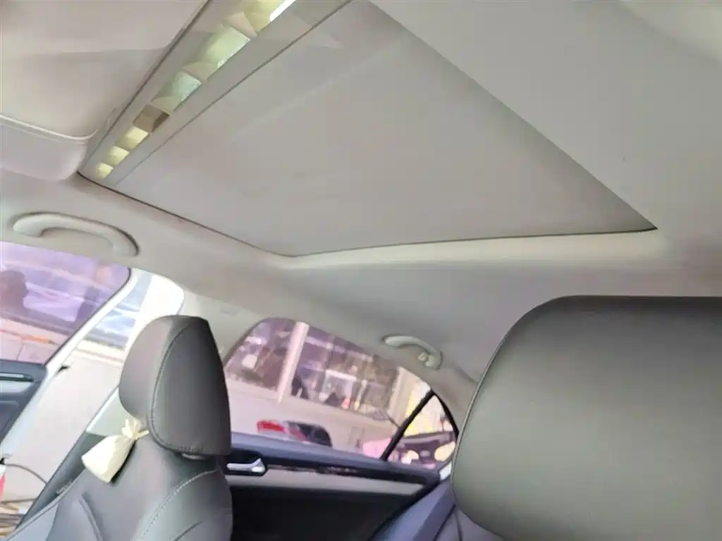 Volkswagen Sagitar 2015 1.6L Automatic Comfort фото 18