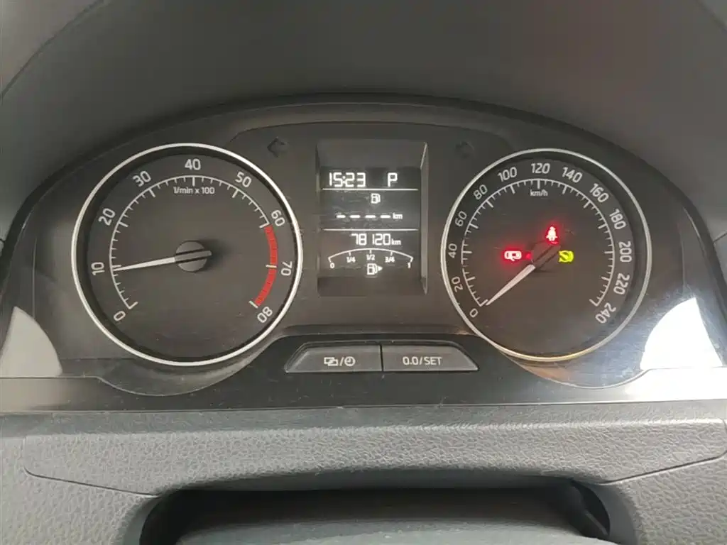 Škoda Skoda Rapid Spaceback 2014 1.6L Automatic Joy Edition фото 19