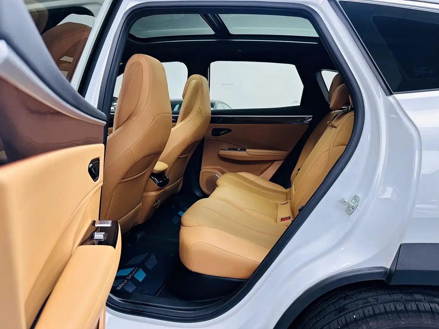 Geely Galaxy Galaxy L7 2025 EM-i 115km Explorer+ Edition фото 9