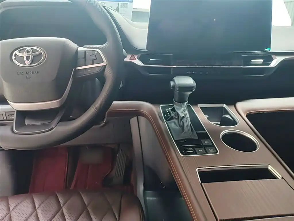 Toyota Granvia 2024 2.5L Hybrid Comfort фото 10