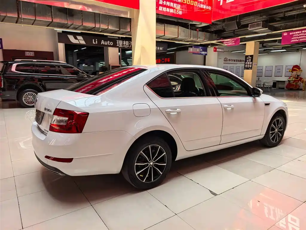 Škoda Octavia 2016 1.6L Automatic Smart Edition фото 3