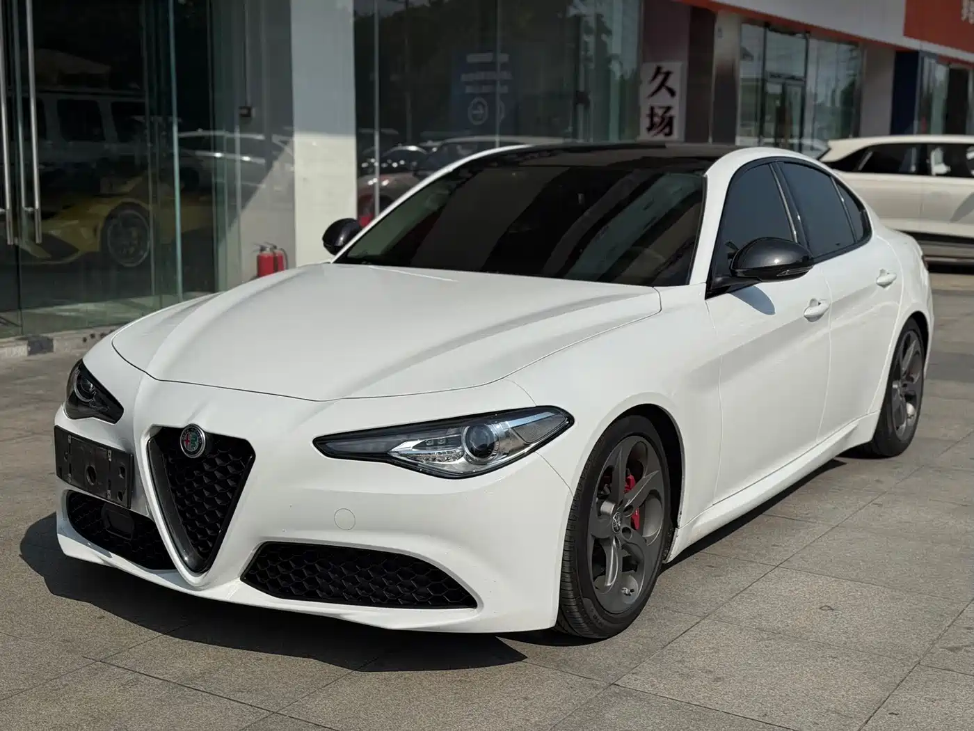  Alfa Romeo Giulia 2019 2.0T 280HP Black Package Limited Edition