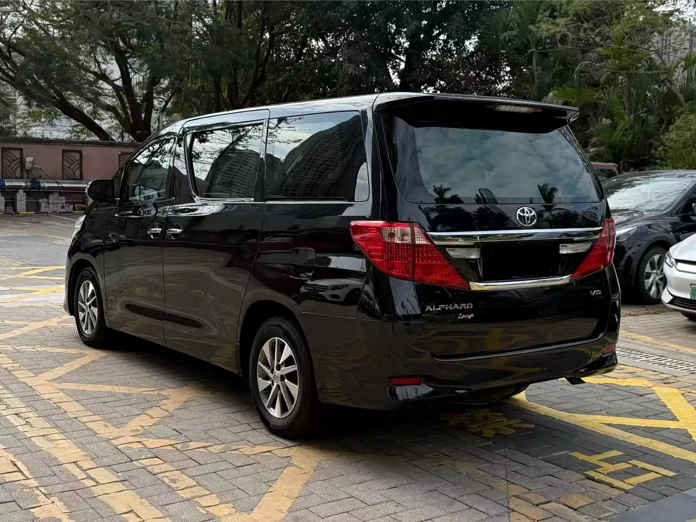 Toyota Alphard 2012 2.4L Luxury Edition фото 9