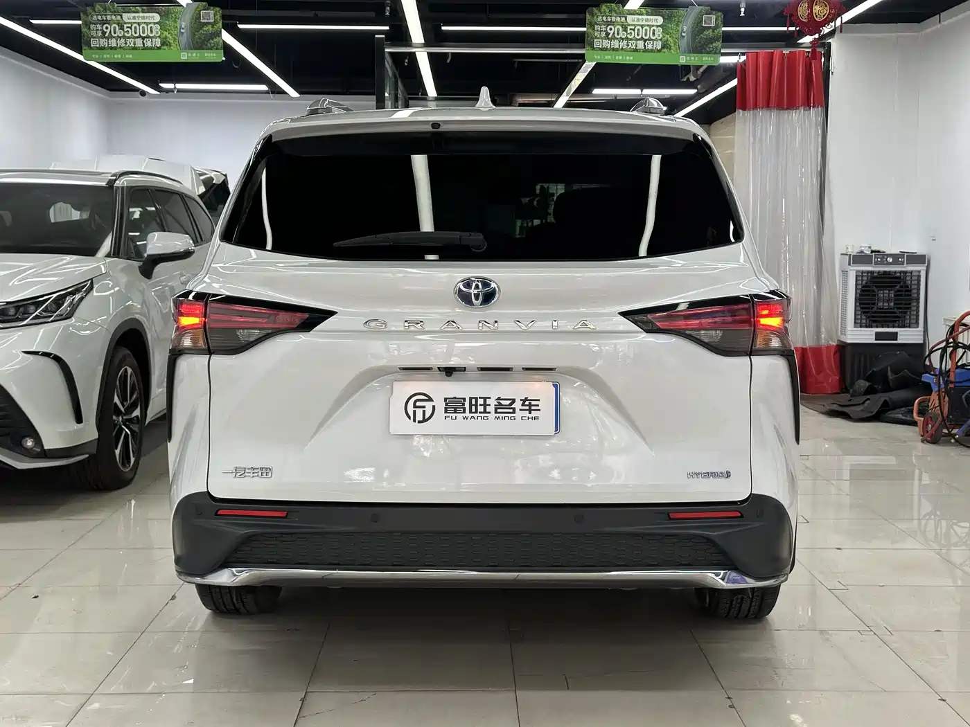 Toyota Granvia 2023 2.5L Hybrid Comfort Edition фото 6