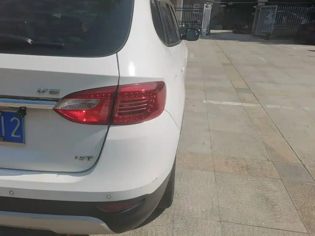 Zhonghua V5 2015 2012 1.5T Manual 2WD Sport