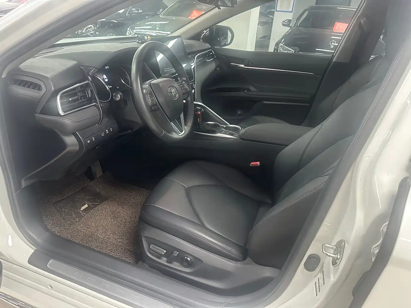 Toyota Camry 2023 2.0G Luxury Edition фото 3