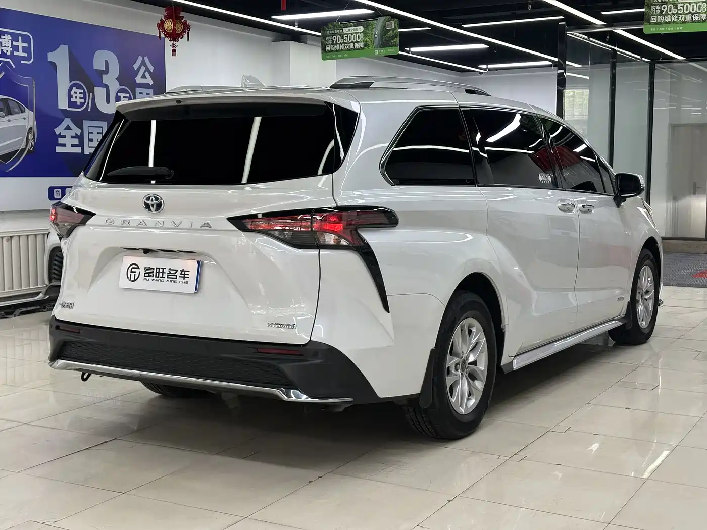 Toyota Granvia 2023 2.5L Hybrid Comfort Edition фото 5