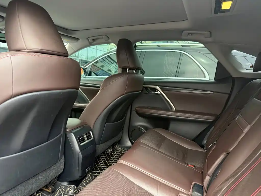 Фото 4 - Lexus RX