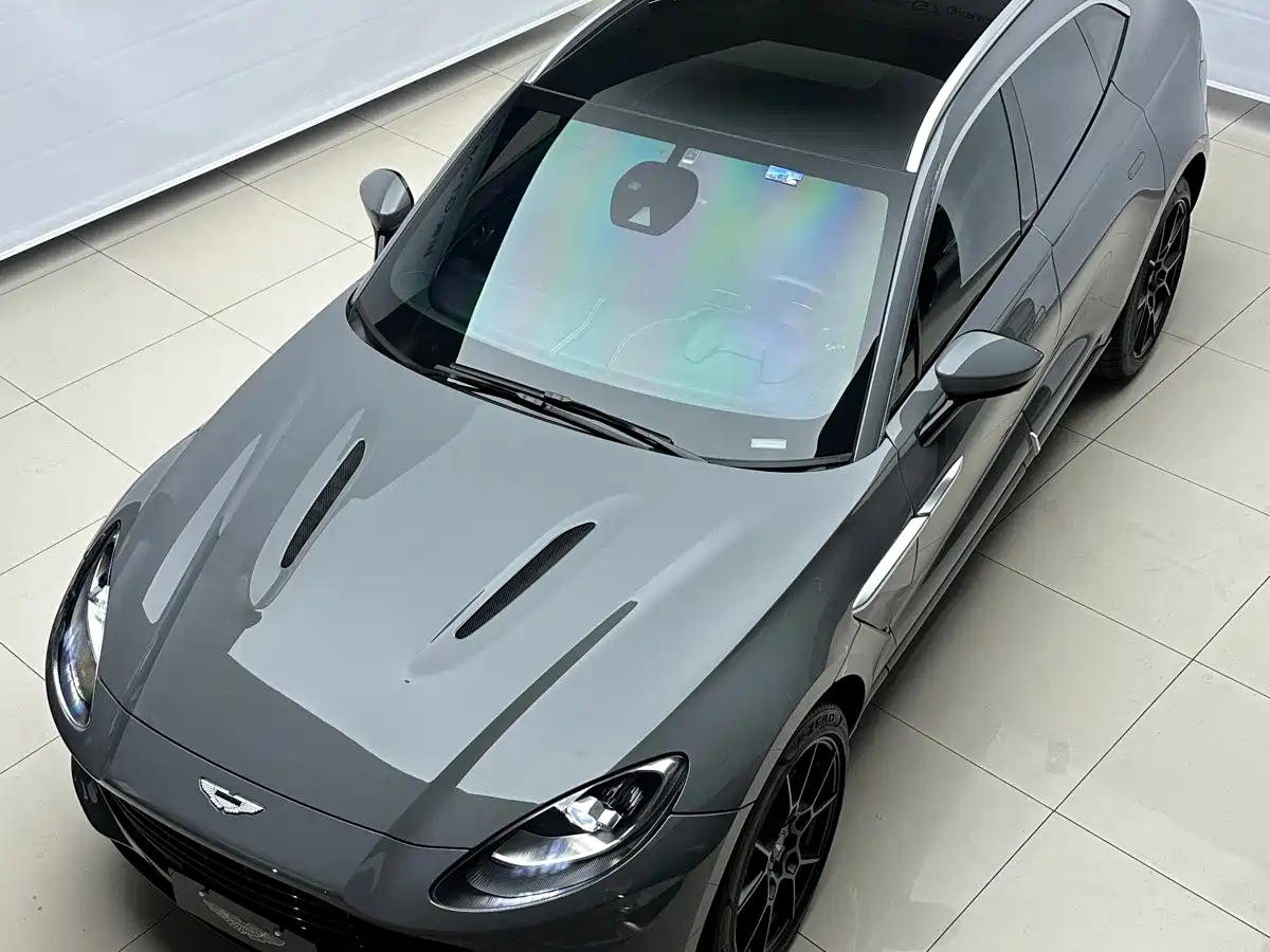 ASTON MARTIN DBX