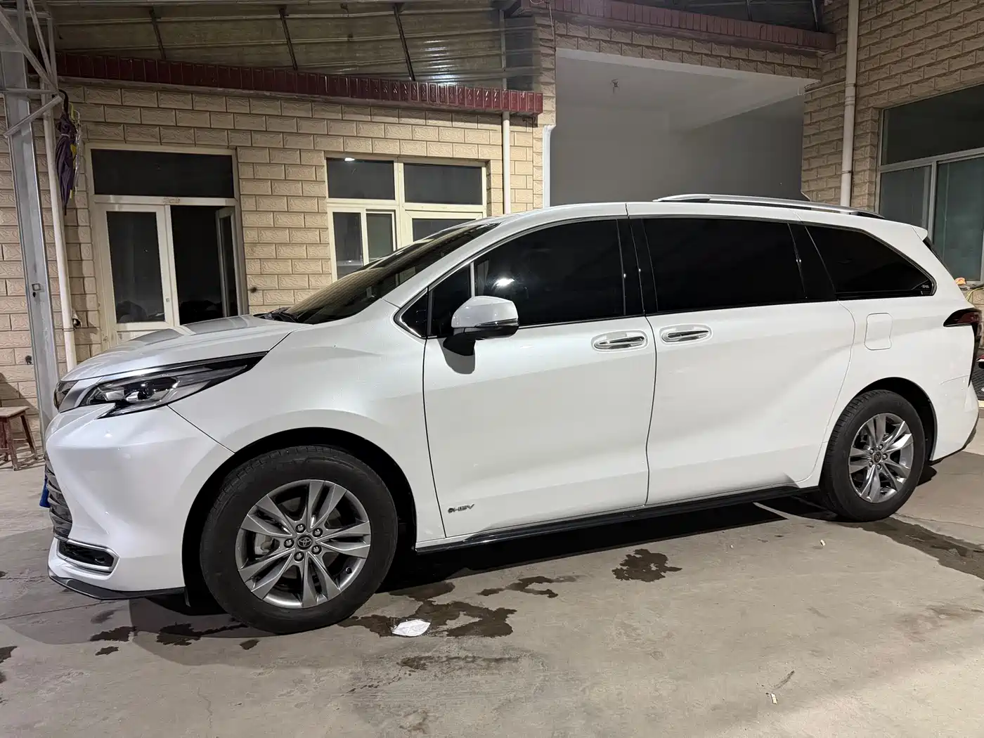 Toyota Sienna 2024 2.5L Hybrid 4WD Premium Edition фото 3