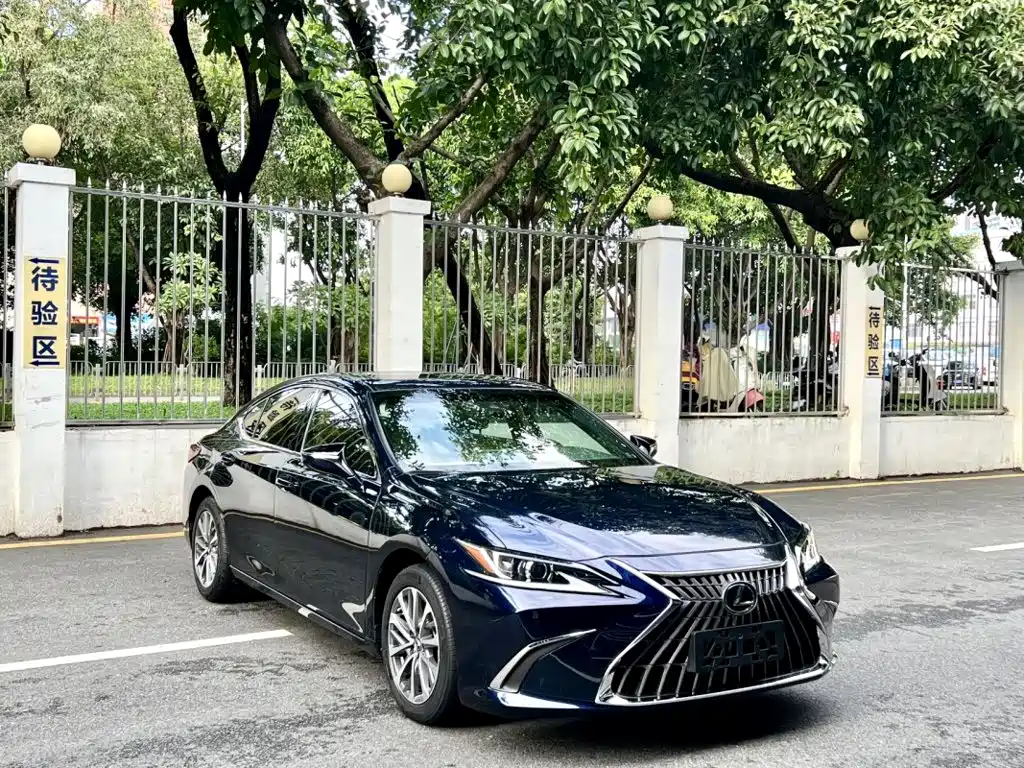 Фото 3 - Lexus ES