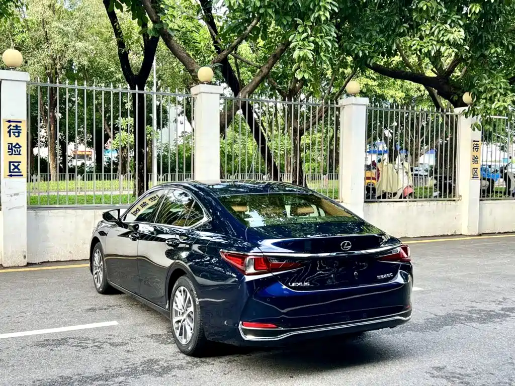Фото 9 - Lexus ES