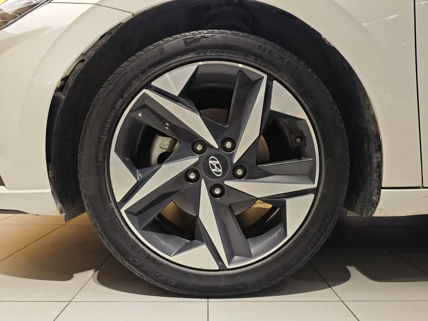 Hyundai Elantra 2021 1.5L CVT LUX Premium Edition фото 6