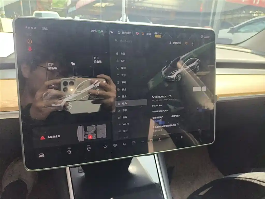 TESLA MODEL 3