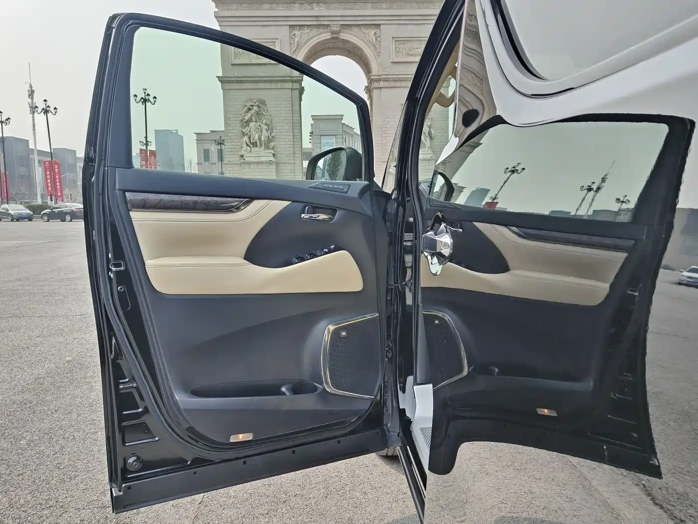 Toyota Alphard 2019 Hybrid 2.5L Premium Edition фото 18