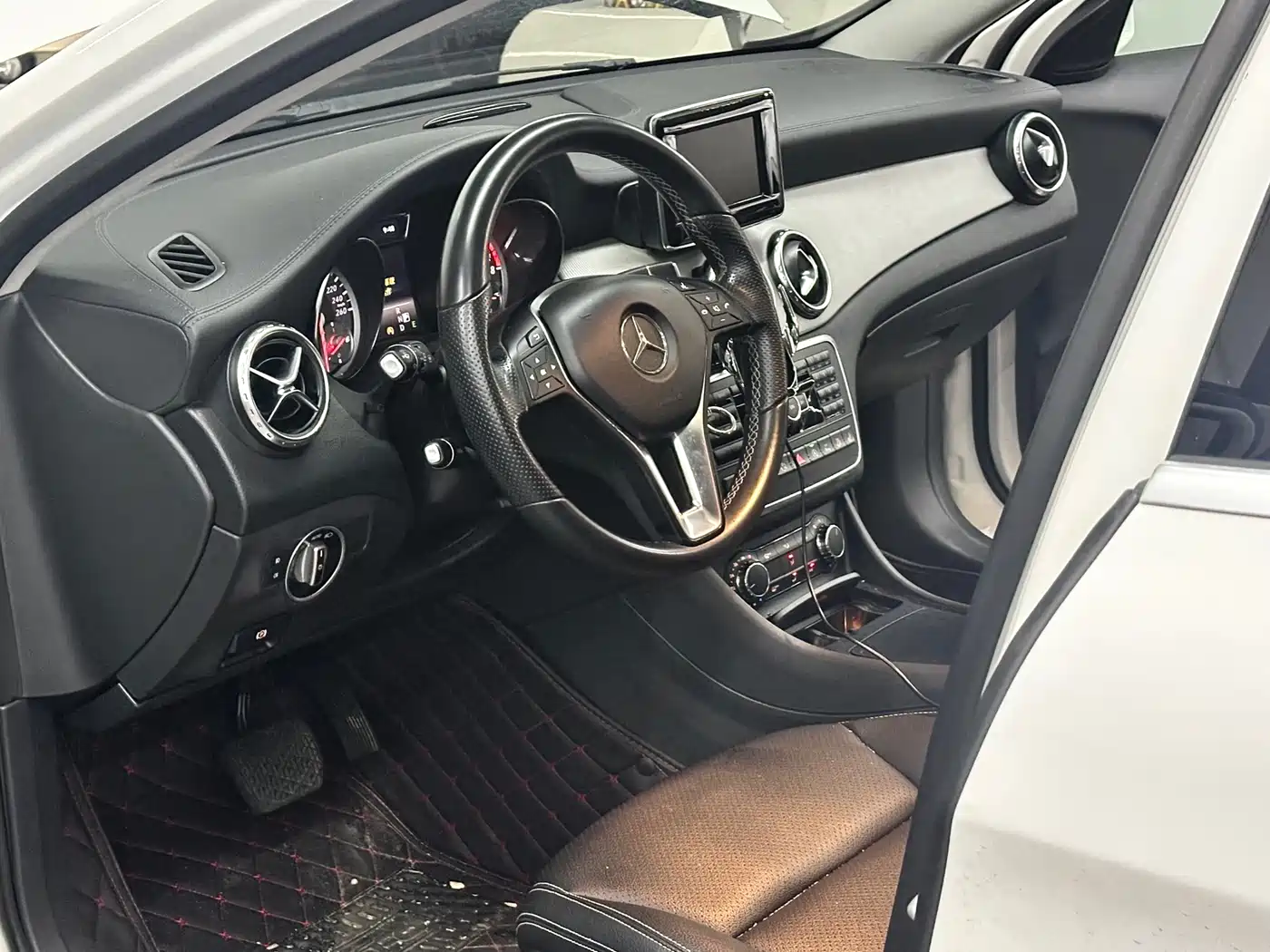 Mercedes-Benz GLA 2015 GLA 220 4MATIC Fashion Edition фото 7
