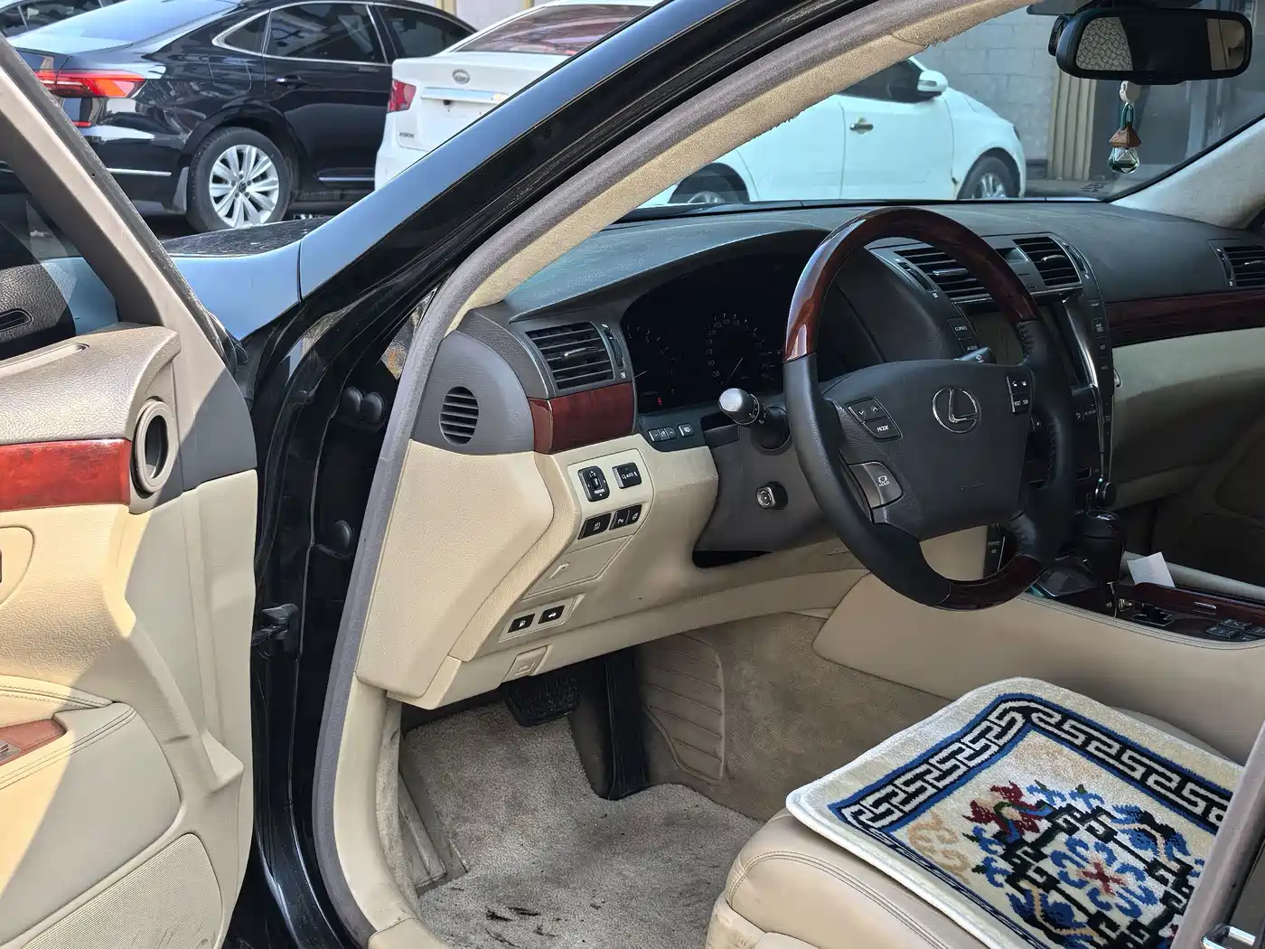 Photo 8 - Lexus LS