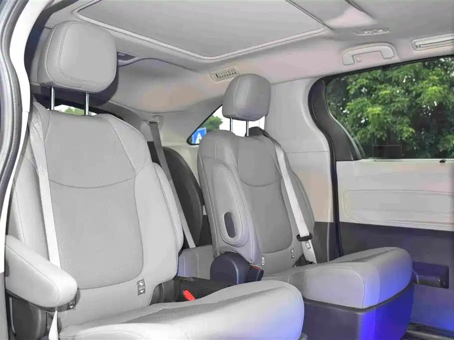 Toyota Granvia 2023 2022 2.5L Hybrid Premium Edition