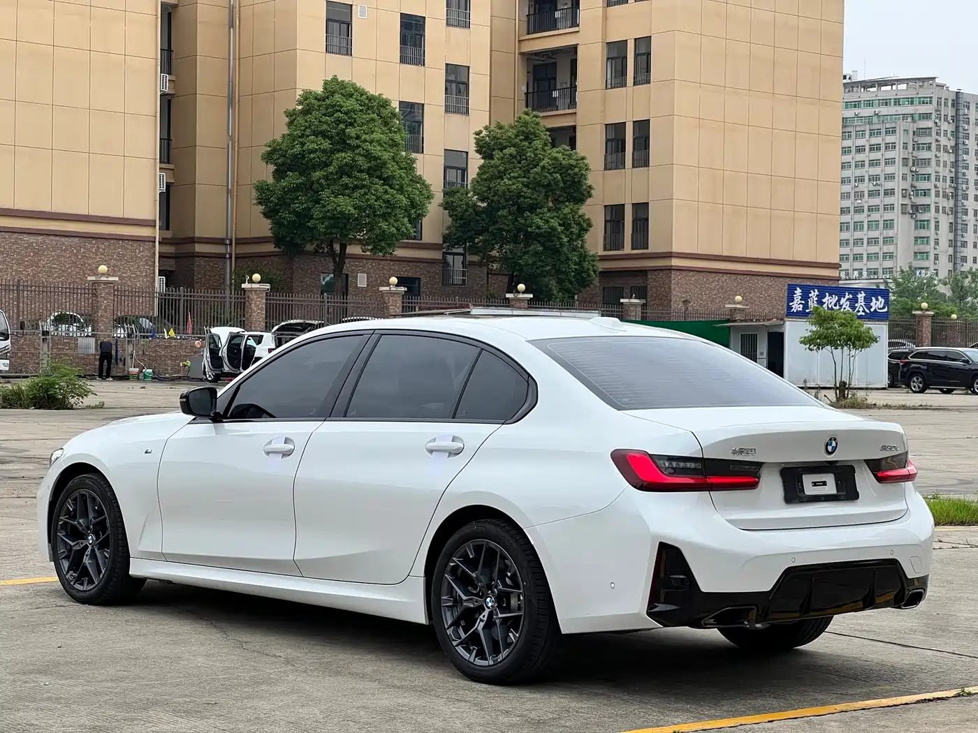 BMW 3 Series 2025 330Li M Sport Night Edition фото 12