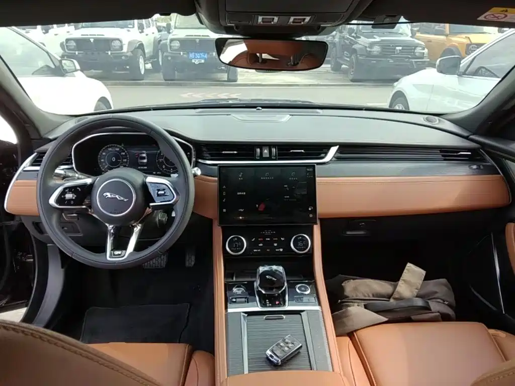 Фото 10 - Jaguar XFL