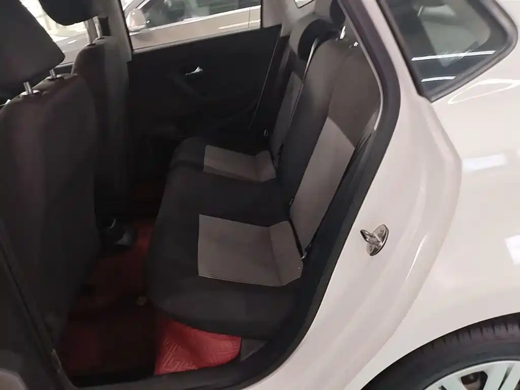 Volkswagen Polo 2016 1.4L Automatic Trend фото 17