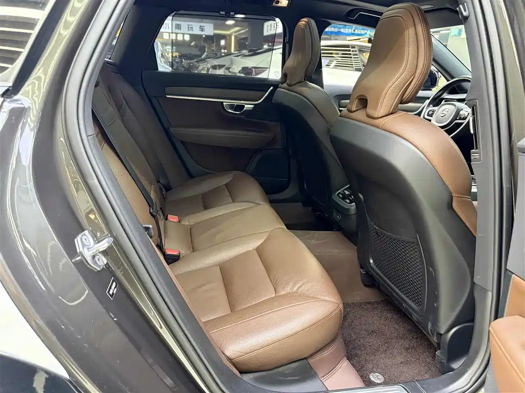 Фото 19 - Volvo V90