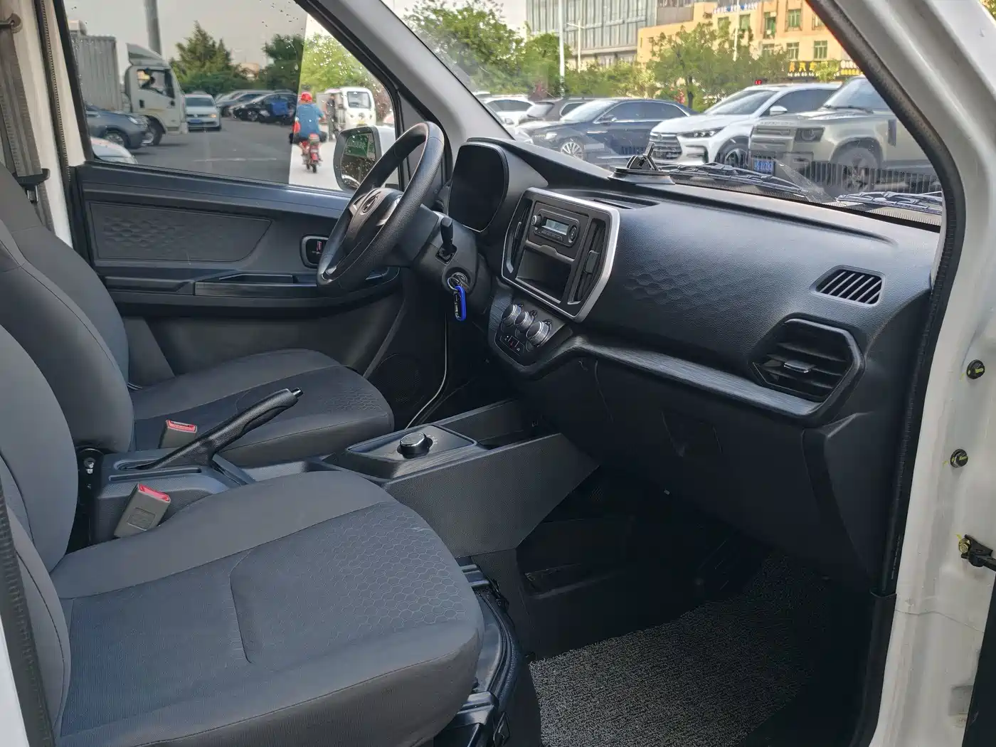 Changan Kaicheng Changan Ruixing EM80 2026 2025 Model Passenger Version Comfort Type 6-seater 300km Tailgate