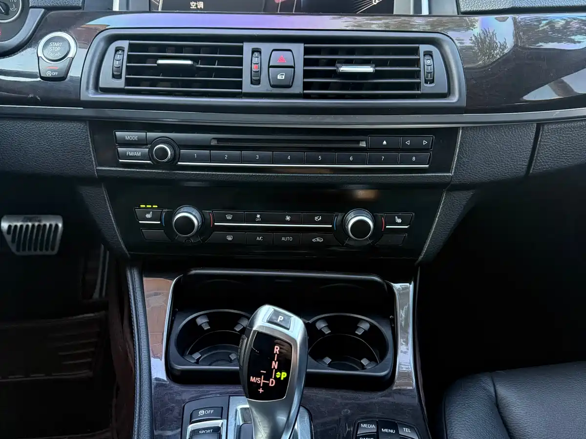 BMW 5 Series 2013 525Li Leadership фото 15