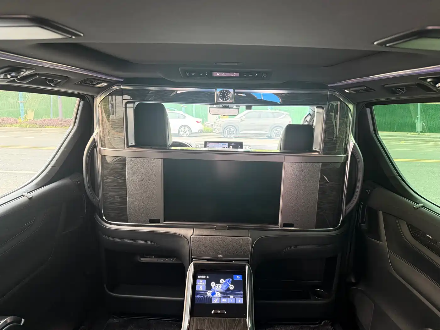 Lexus LM 2020 300h 4-Seat Imperial Edition фото 7