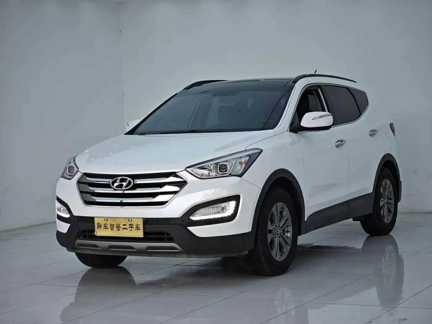 Hyundai Santa Fe 2013 Model 2.4L Automatic 2WD Smart