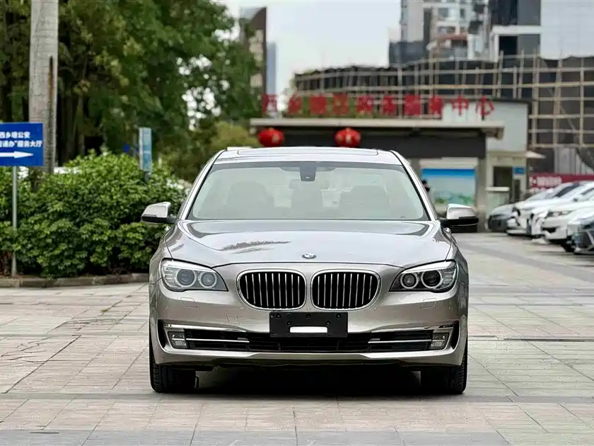 BMW 7 Series 2013 Model 740Li Leading фото 2