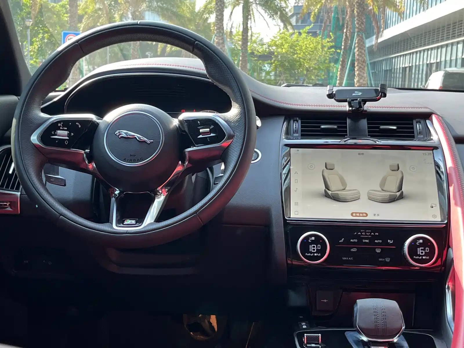 Фото 11 - Jaguar E-PACE