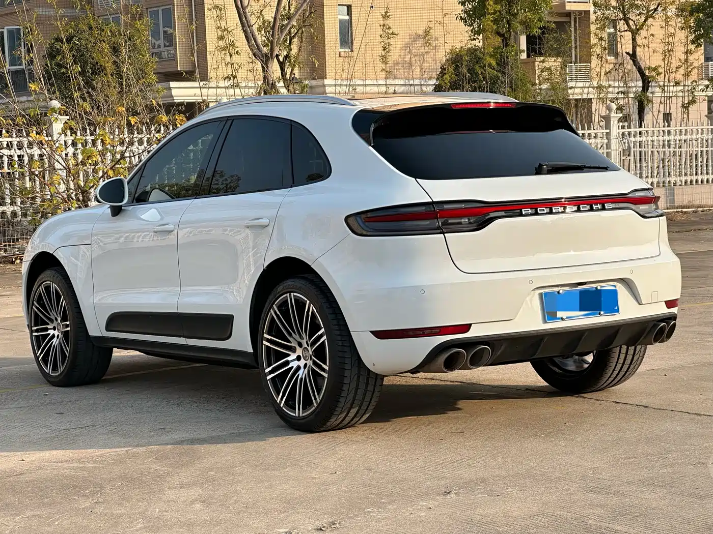 PORSCHE MACAN