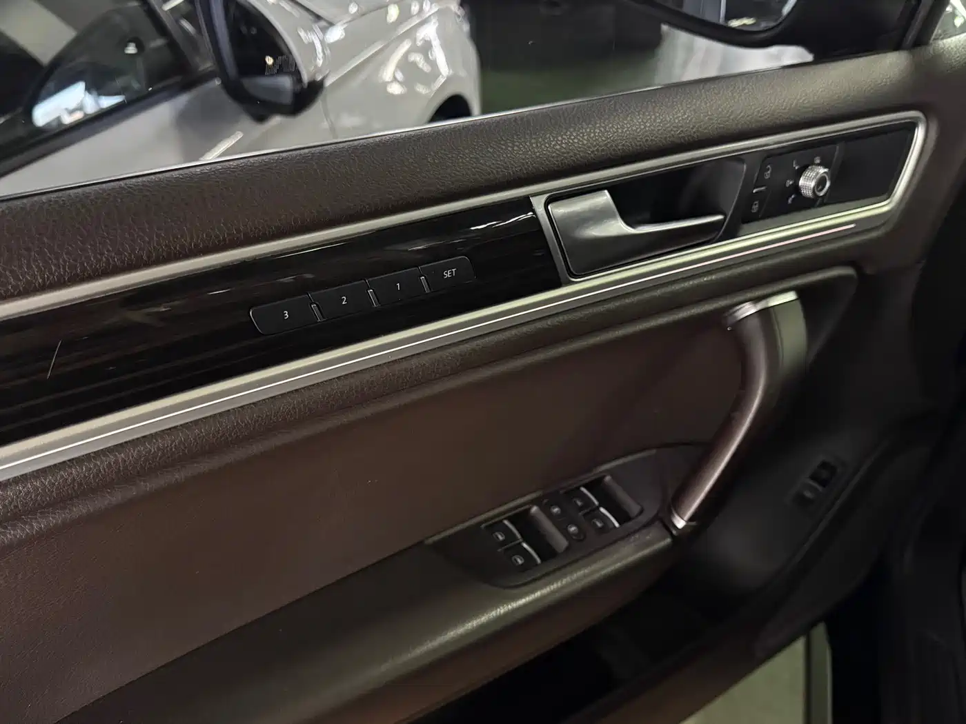 Volkswagen Touareg 2017 3.0TSI R-Line Summit Edition фото 4