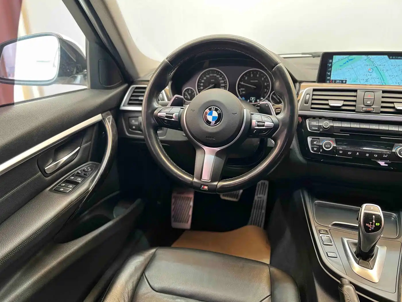 BMW 3 Series 2017 330Li M Sport фото 13