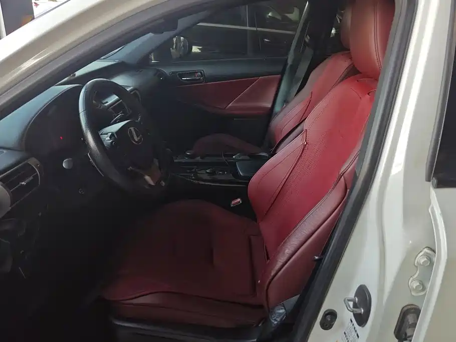 Фото 9 - Lexus IS