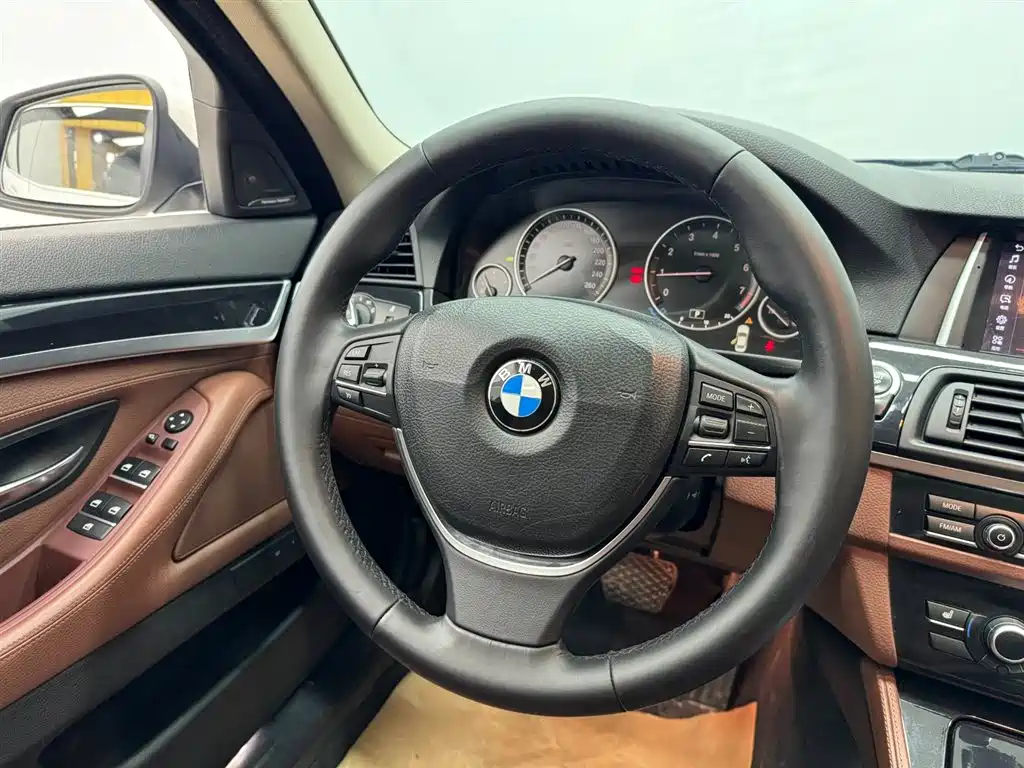 BMW 5 Series 2017 520Li Classic Edition фото 9