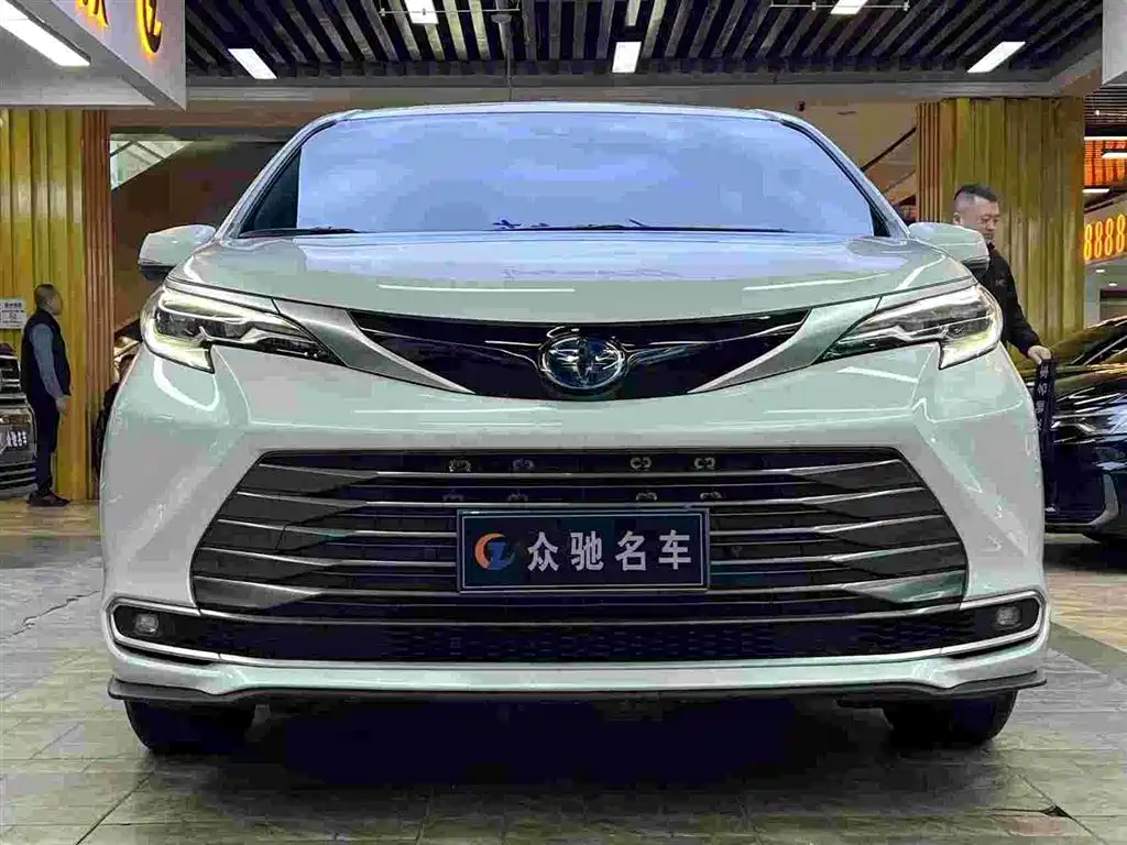 Toyota Sienna 2023 2.5L Hybrid Premium Edition фото 2