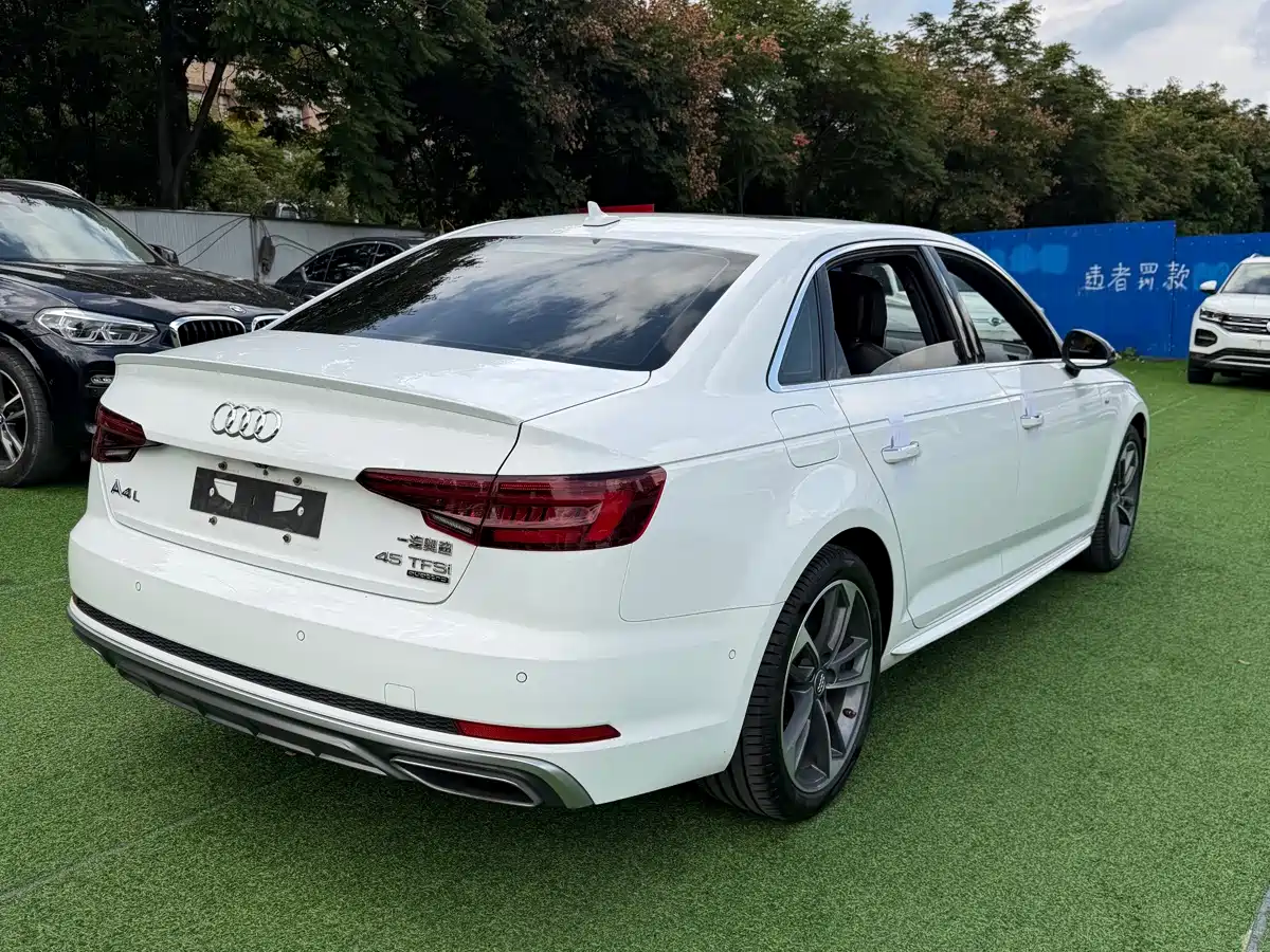 Фото 9 - Audi A4L