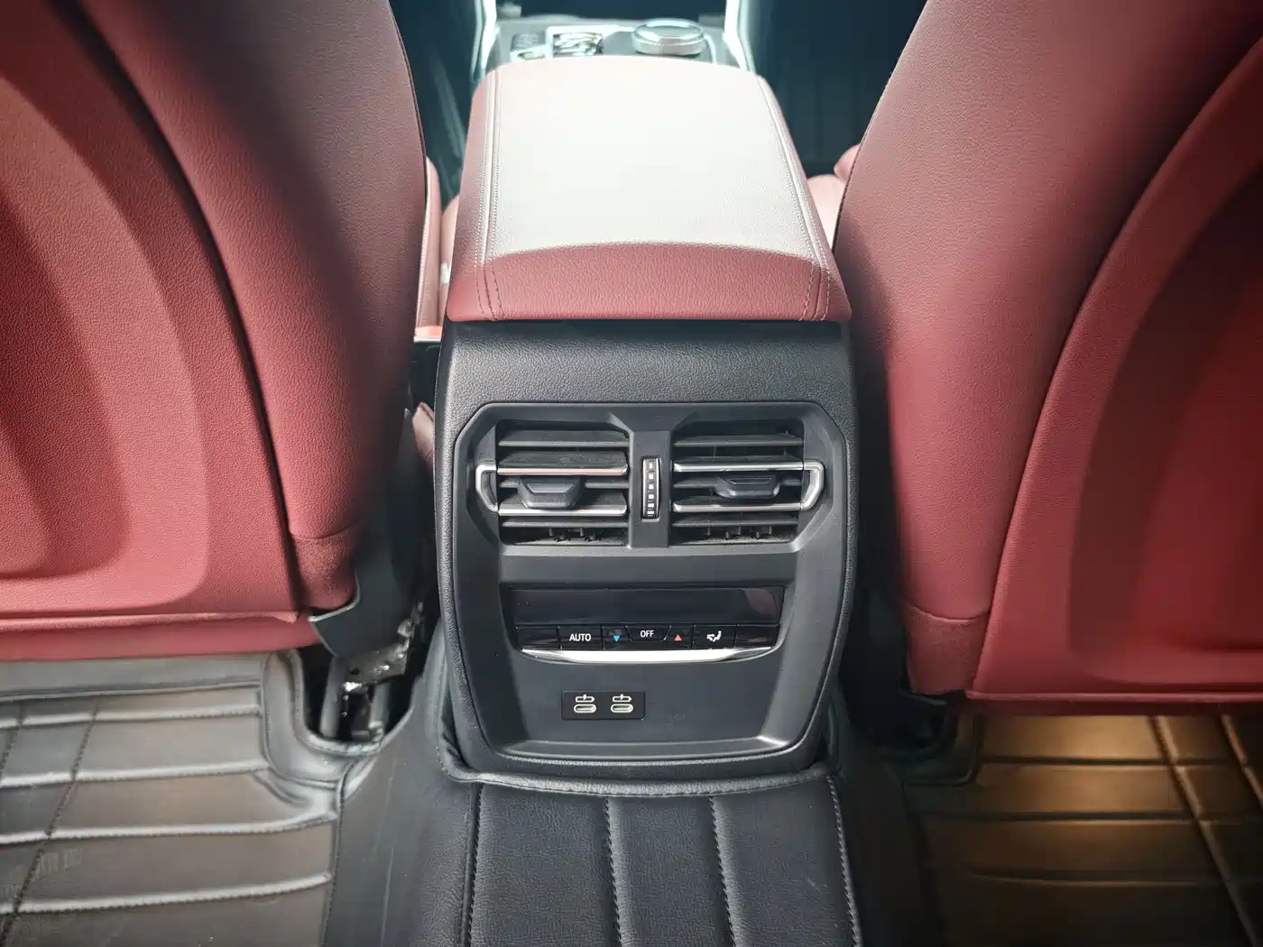 BMW 3 Series 2025 330Li M Sport Night Edition фото 14