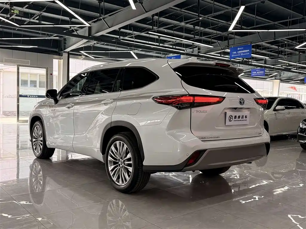Toyota Highlander 2023 2.5L Smart Hybrid Dual Engine AWD Premium 7-Seater фото 25