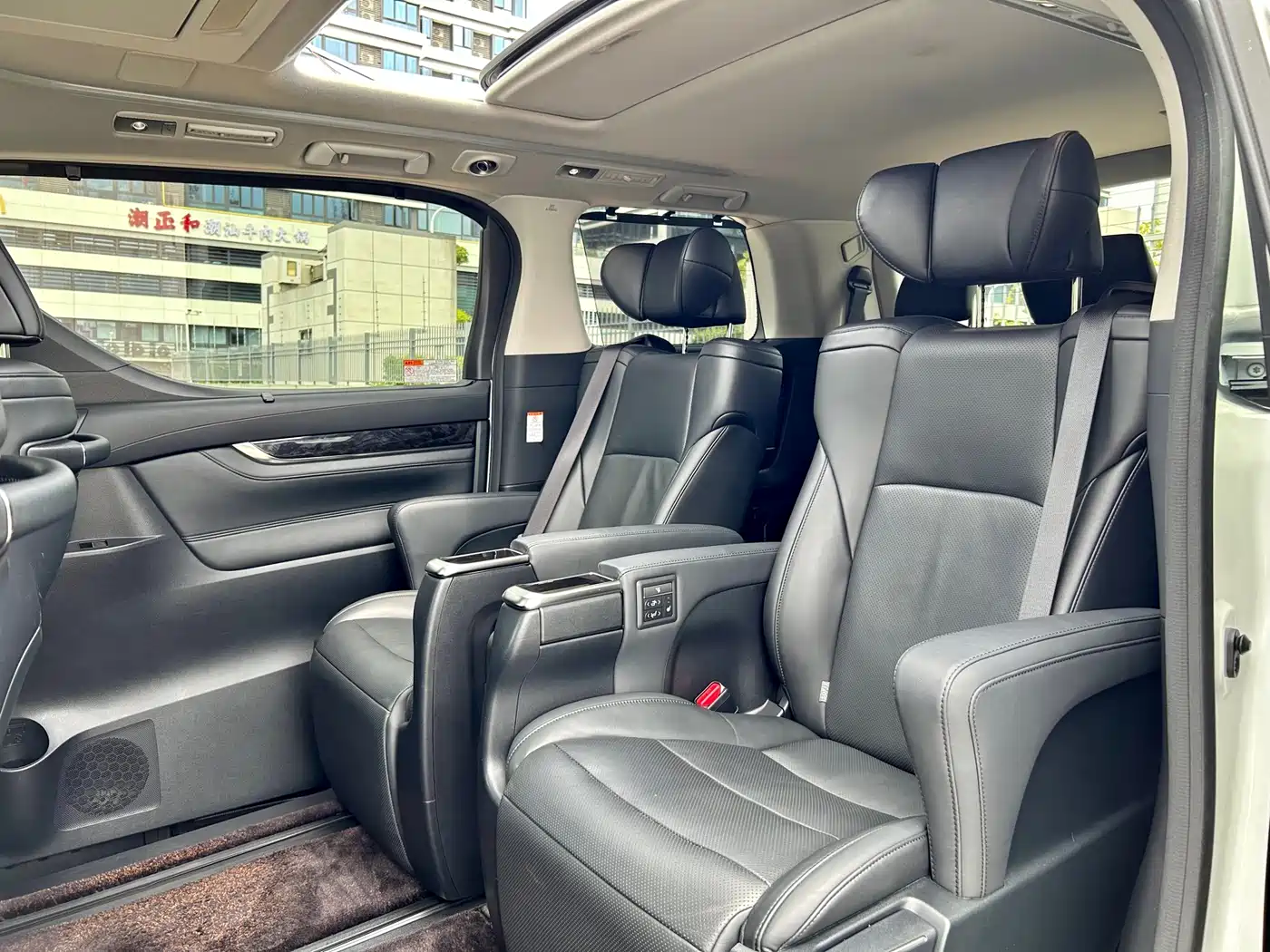 Toyota Vellfire 2021 Crown Hybrid 2.5L HV Luxury Edition фото 8