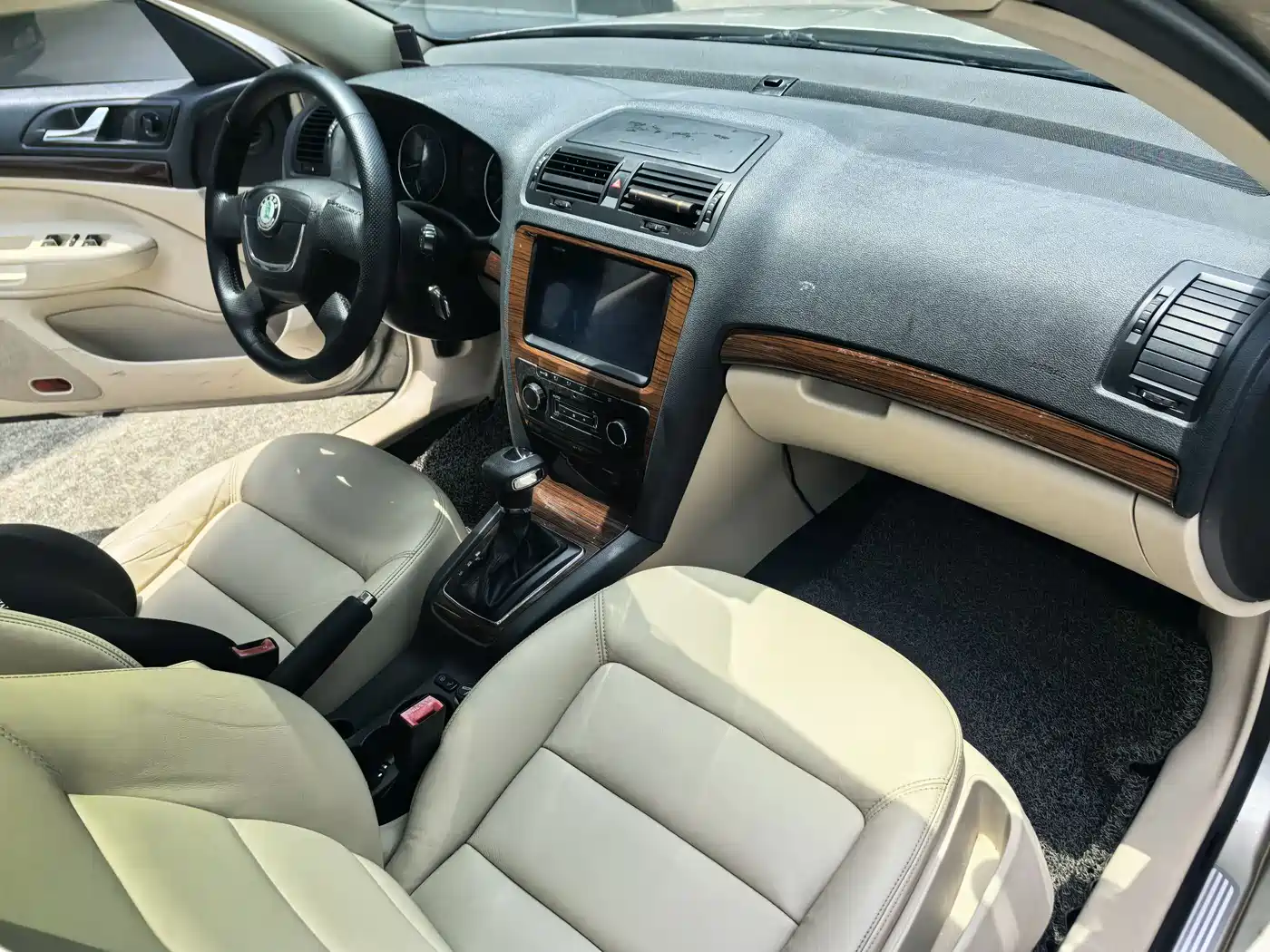 Škoda Octavia 2013 1.6L Automatic Prestige Edition фото 6