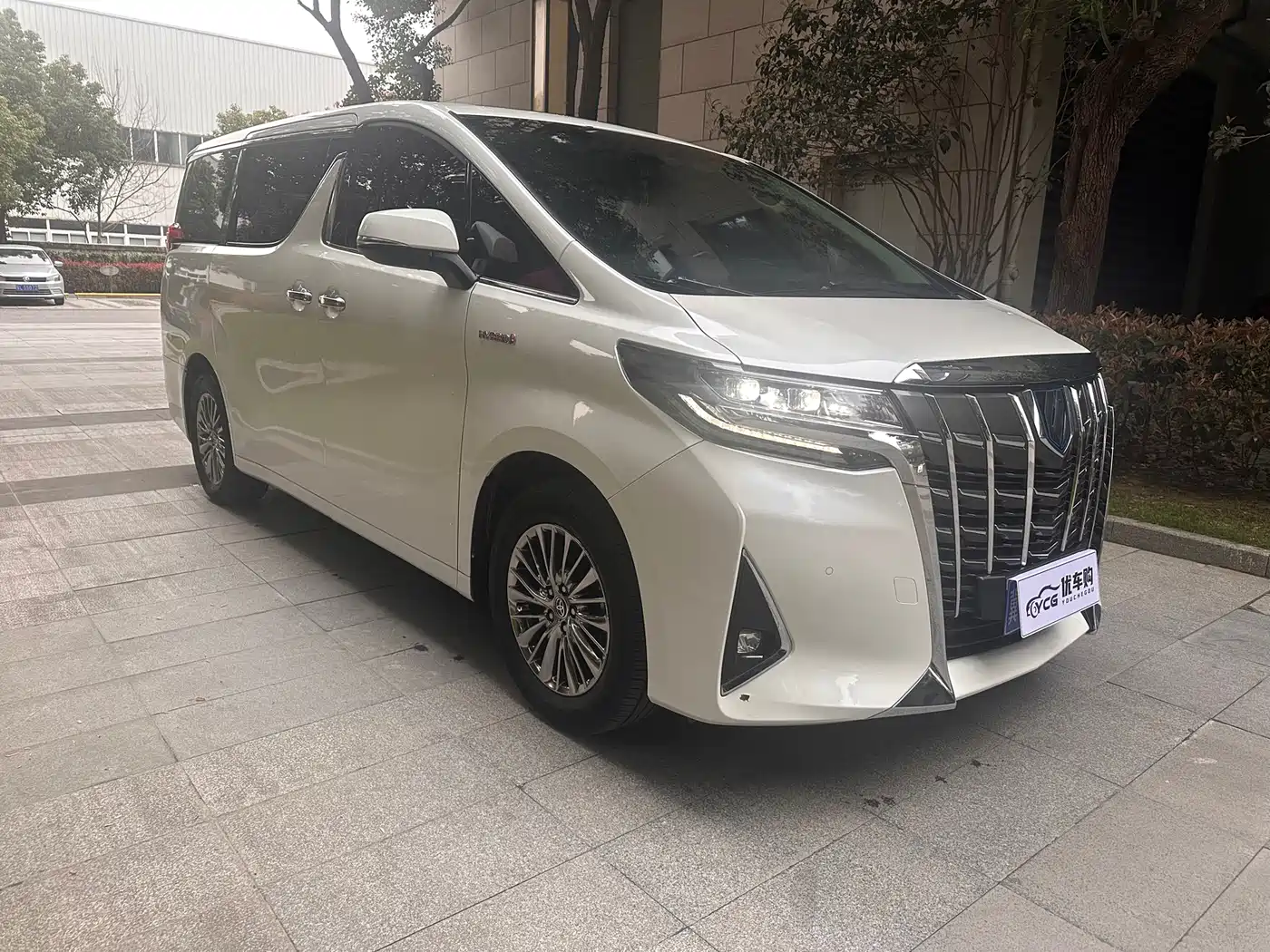 Toyota Alphard 2021 Hybrid 2.5L Luxury фото 2