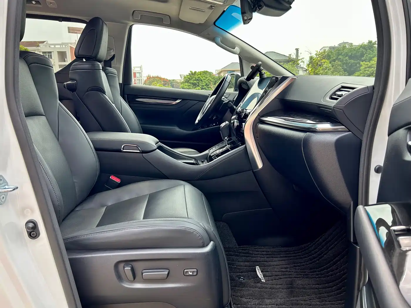 Toyota Vellfire 2021 Crown Hybrid 2.5L HV Luxury Edition фото 11
