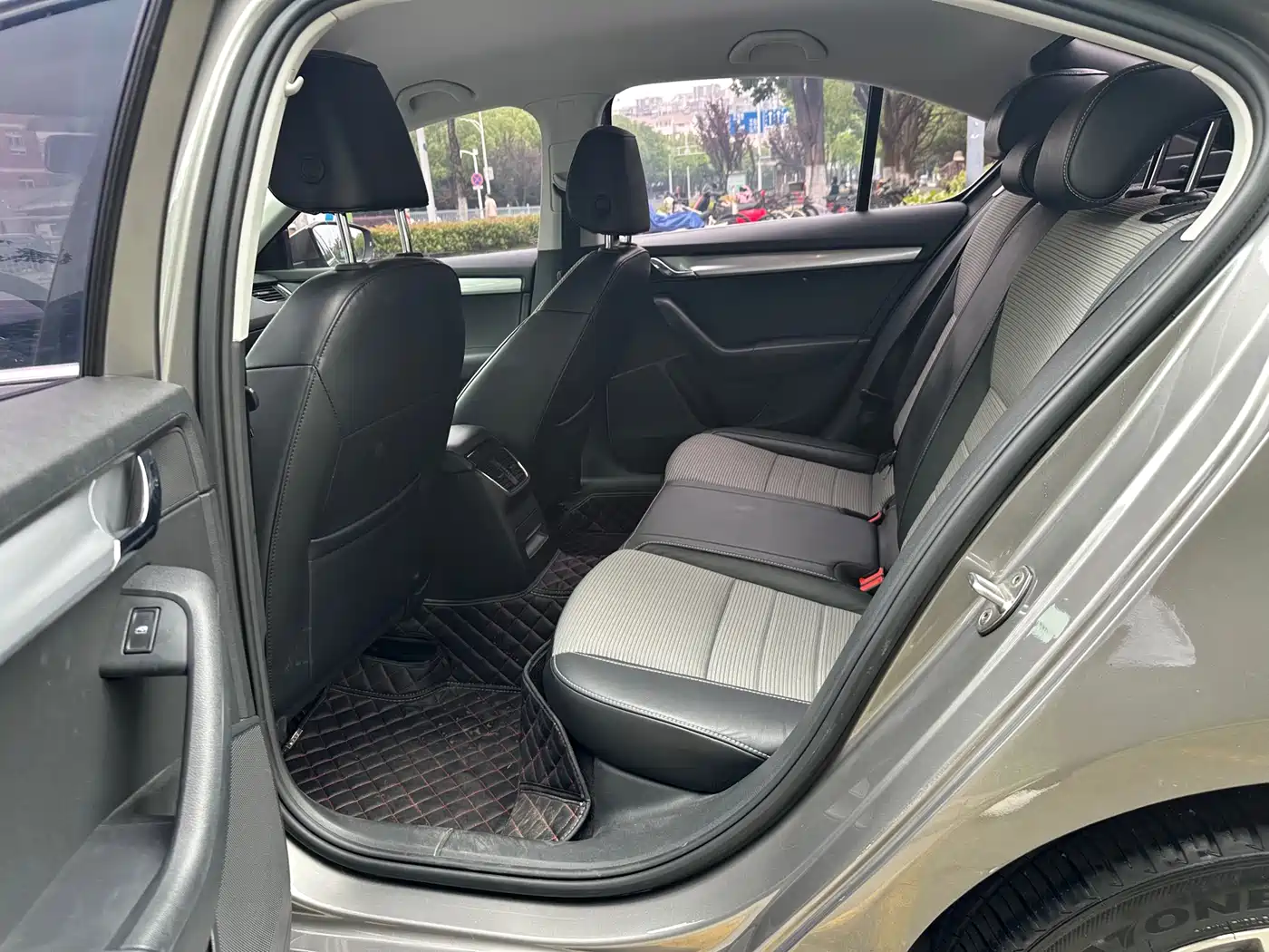 Škoda Octavia 2017 1.6L Automatic Pioneer Edition фото 9