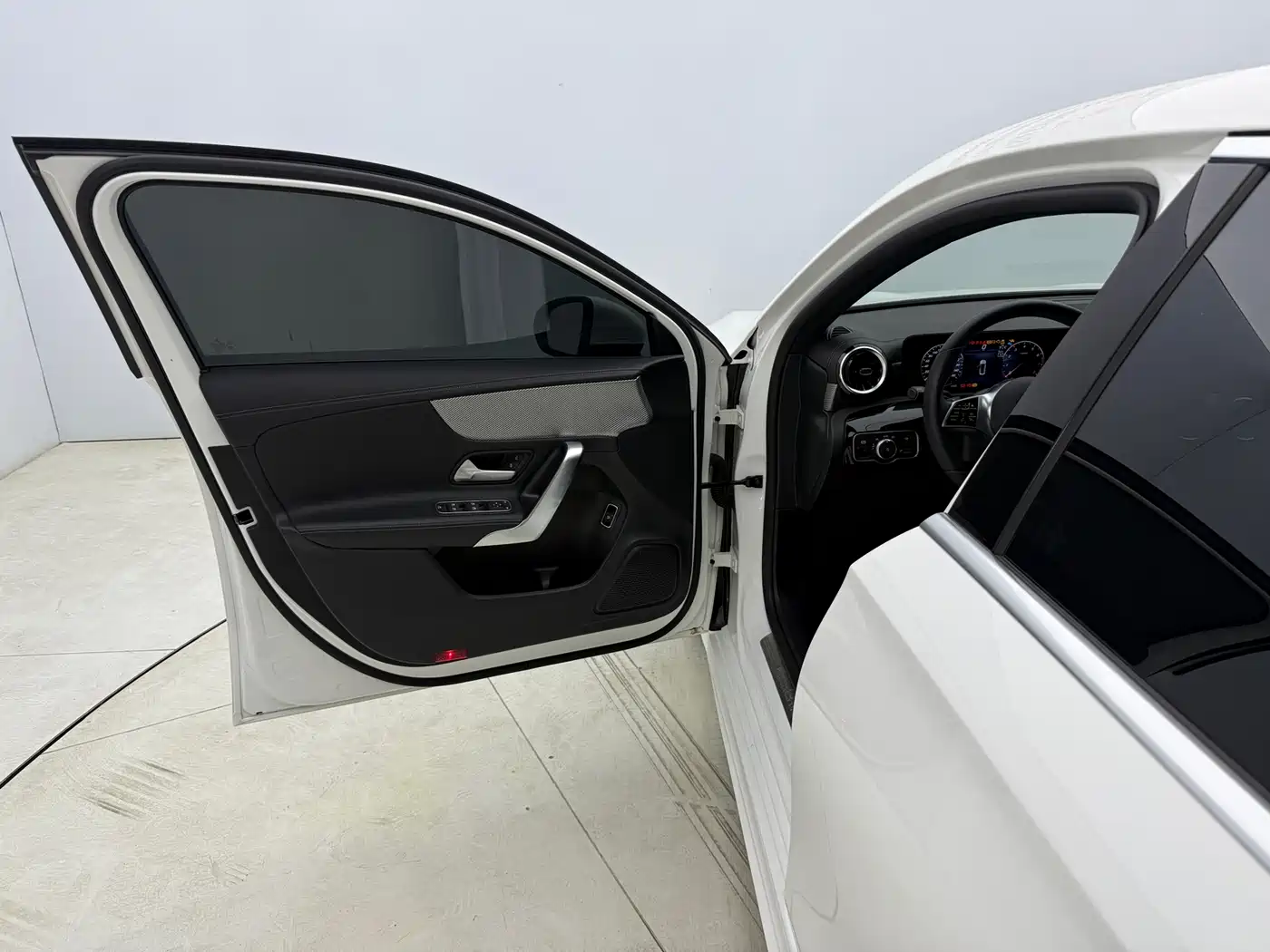 Mercedes-Benz A-Class 2023 A 180 L фото 20