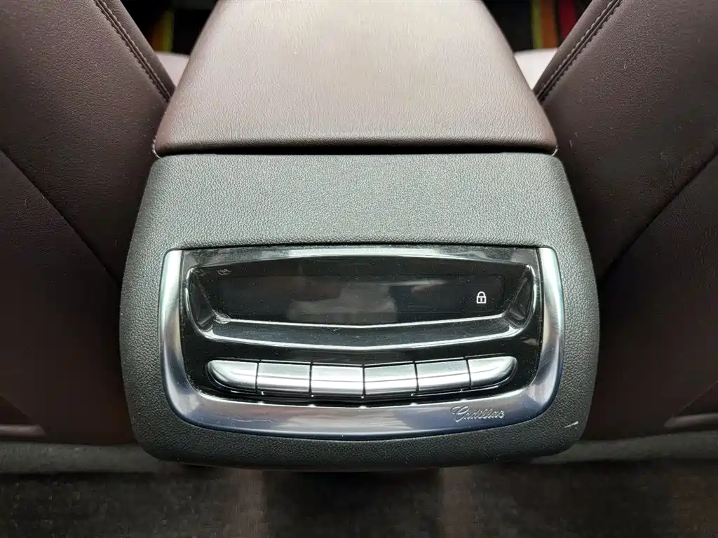 CADILLAC XT6