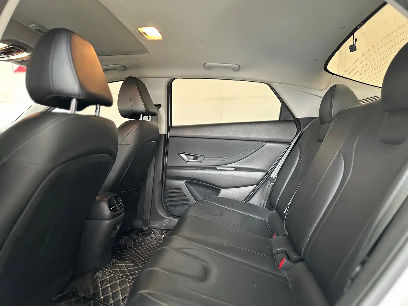 Hyundai Elantra 2021 1.5L CVT LUX Premium Edition фото 7
