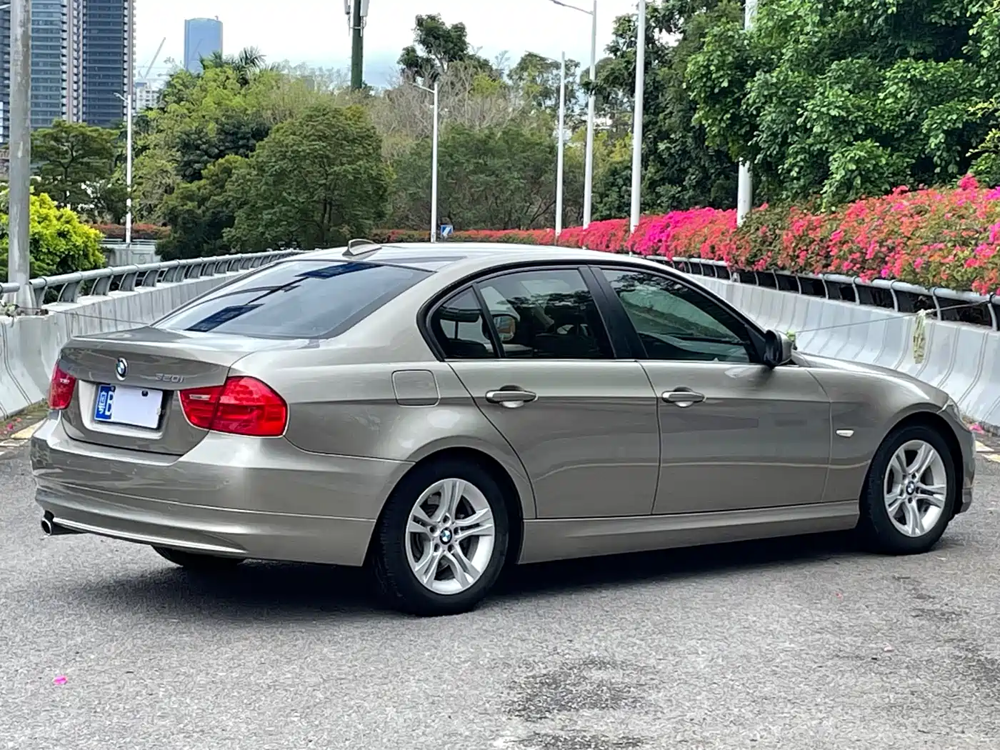 BMW 3 Series (Import) 2010 320i Luxury фото 3